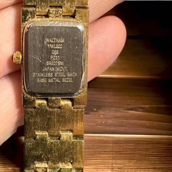 Waltham gold tone ladies watch, installed new Battery and keeps great time - Picture 4 of 5